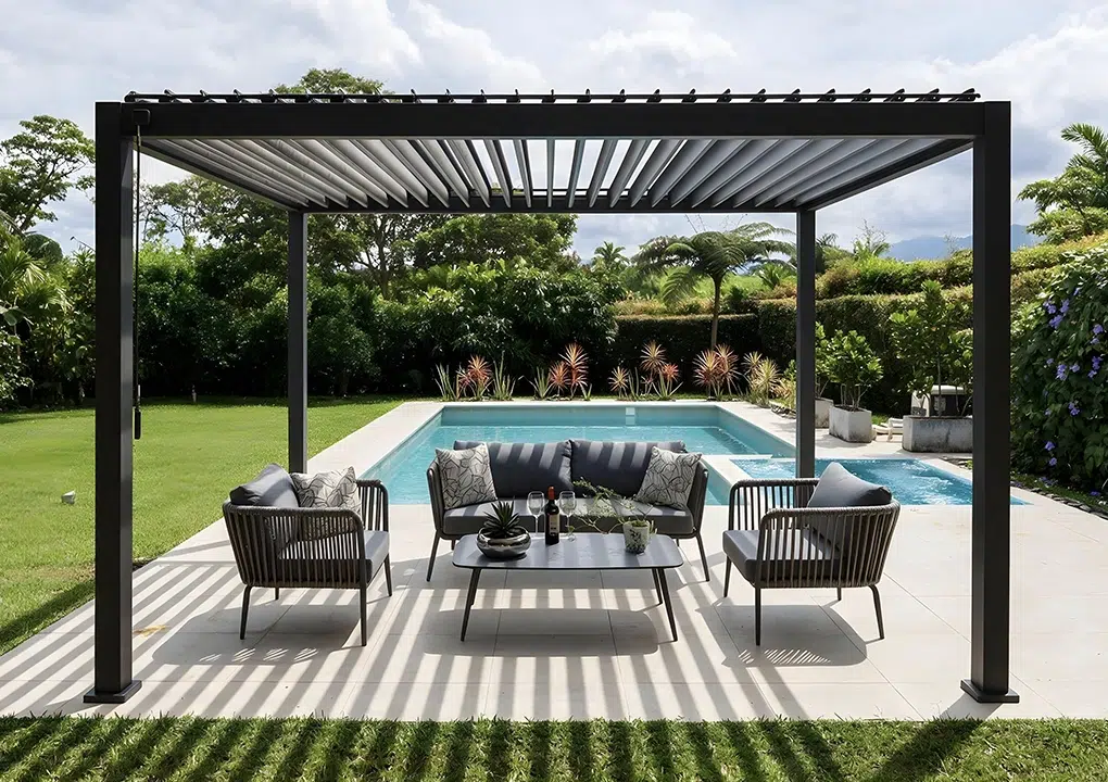 Pérgola bioclimática con lamas orientables junto a una piscina