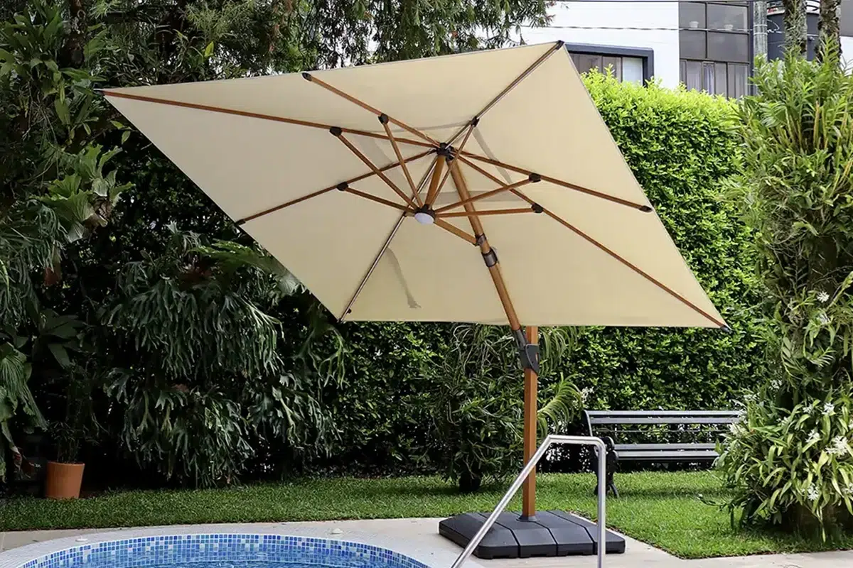 Sombrilla Kiosk Wood con acabado madera junto a una piscina