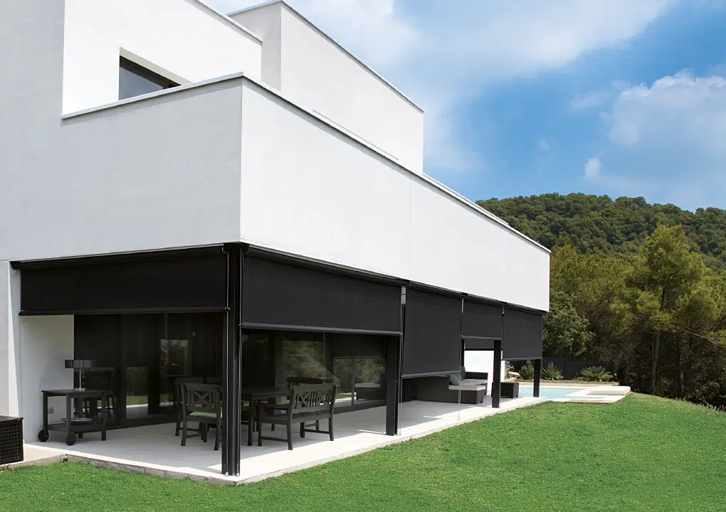 Toldo vertical Atos instalado en una terraza exterior