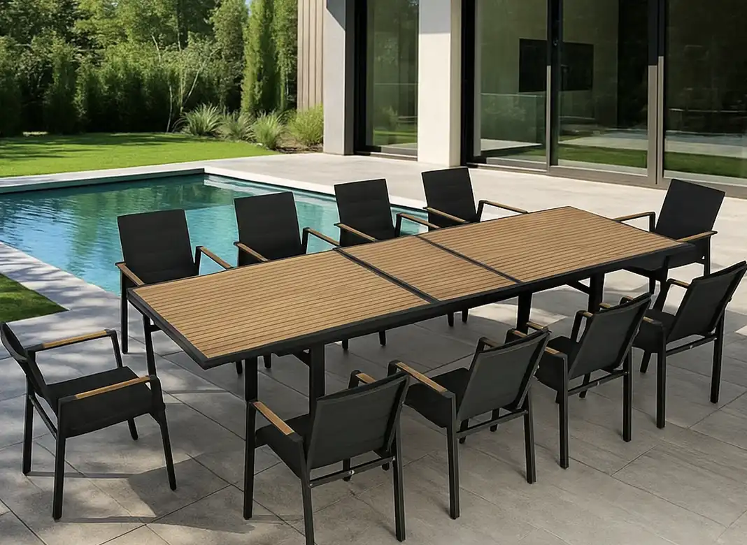 Comedor Solattu para exteriores integrado en una terraza con vegetación tropical