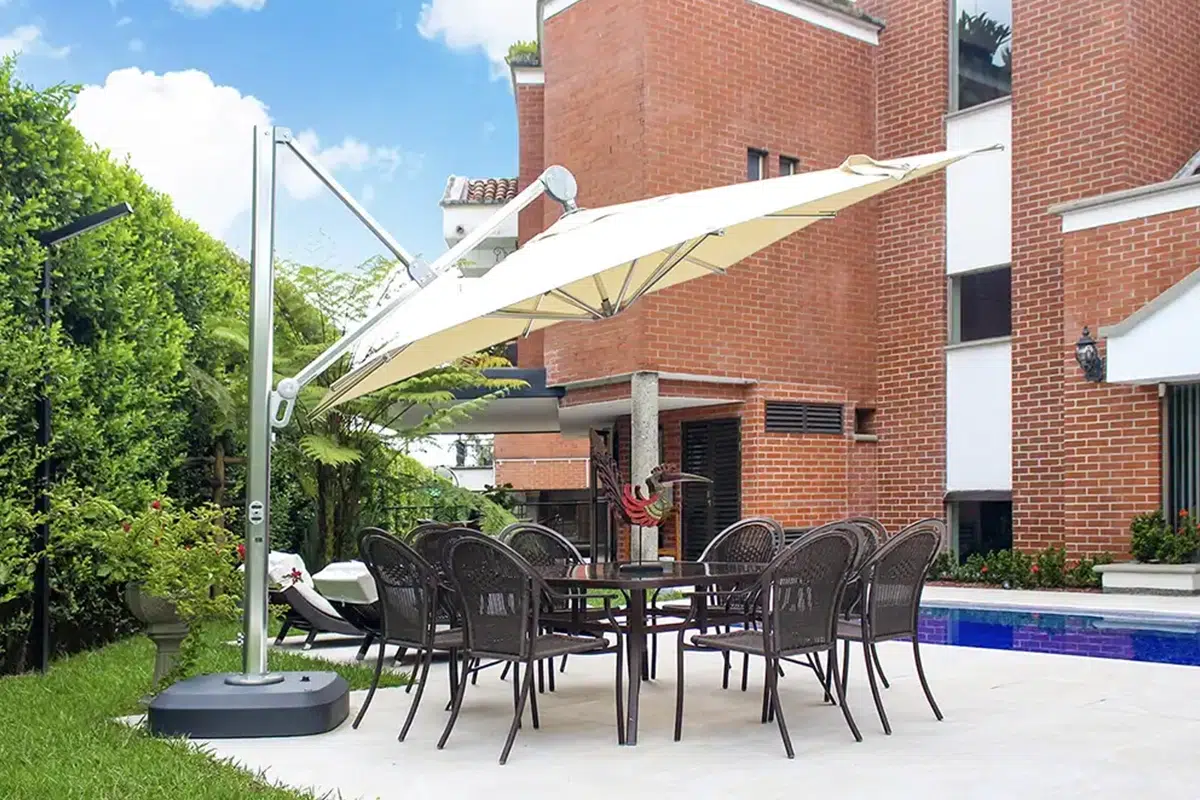 Sombrilla Menorca de mástil lateral reforzado en una terraza