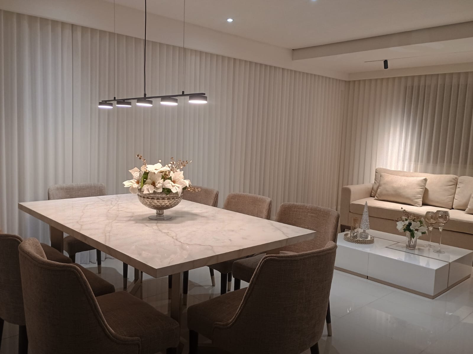 Comedor con cortinas Onda Serena en tono beige